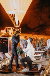 Sesión de fotos de propuesta de matrimonio con vuelo en globo aerostático en Capadocia